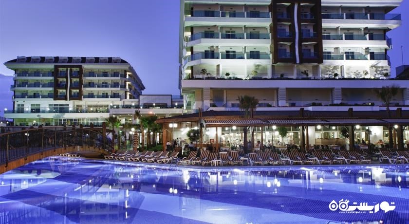 نمای استخر روباز و ساختمان هتل در شب